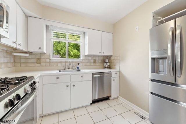 10 Cedar Ct, Raritan Twp., NJ 08822