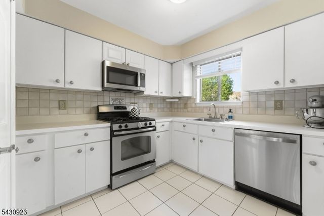 10 Cedar Ct, Raritan Twp., NJ 08822