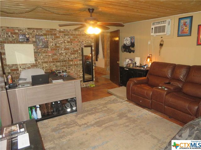 101 N Crescent, Victoria, TX 77901