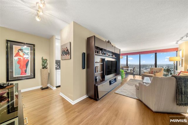 277 Prospect Avenue 14B, Hackensack, NJ 07601