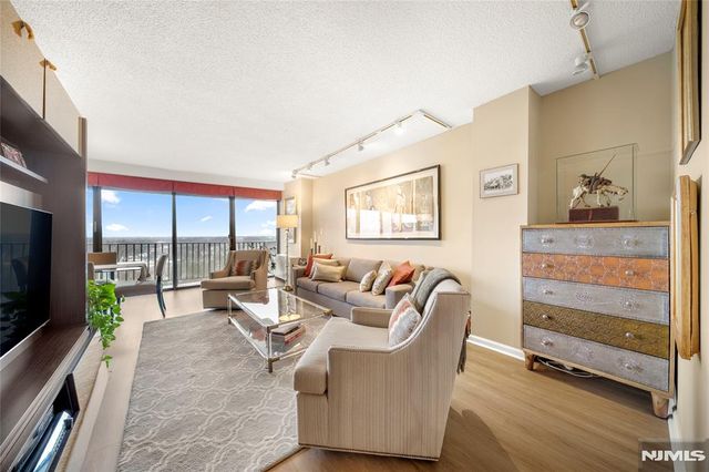 277 Prospect Avenue 14B, Hackensack, NJ 07601