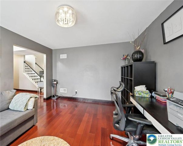 6059 Timberknoll Dr, Lower Macungie Twp, PA 18062