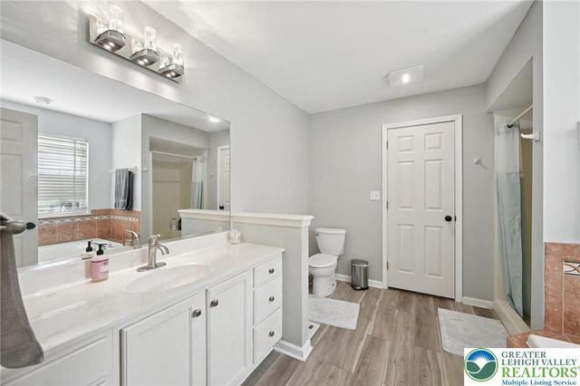 6059 Timberknoll Dr, Lower Macungie Twp, PA 18062