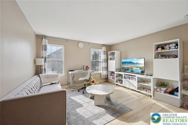 6059 Timberknoll Dr, Lower Macungie Twp, PA 18062