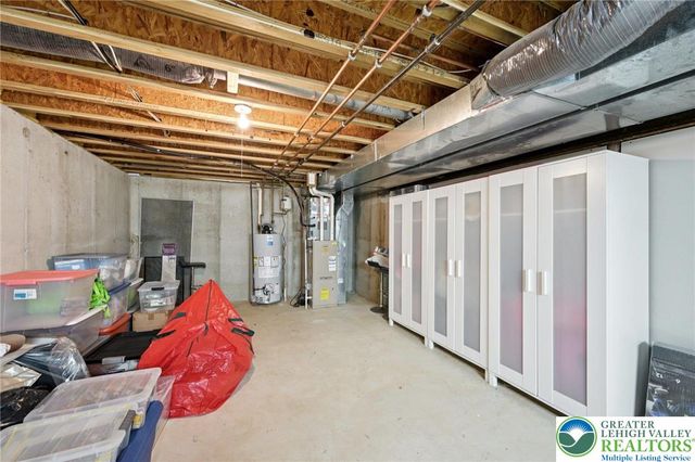 6059 Timberknoll Dr, Lower Macungie Twp, PA 18062