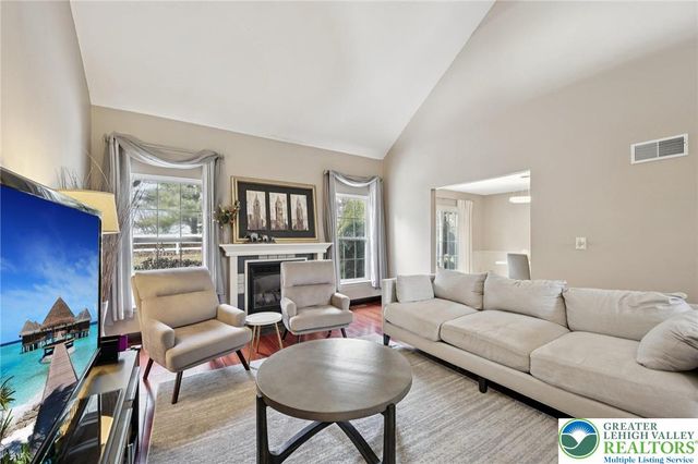 6059 Timberknoll Dr, Lower Macungie Twp, PA 18062