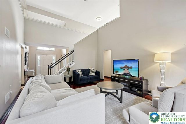 6059 Timberknoll Dr, Lower Macungie Twp, PA 18062