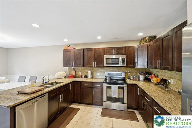 6059 Timberknoll Dr, Lower Macungie Twp, PA 18062