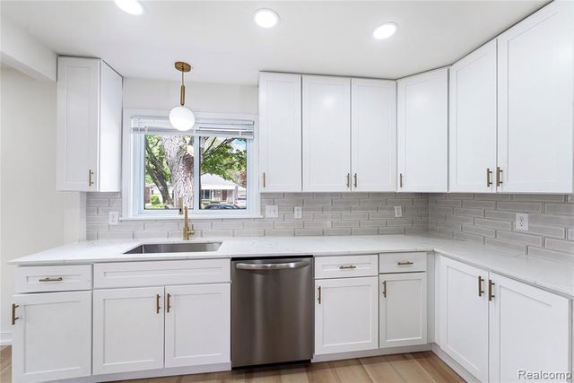 19420 Woodmont Street, Harper Woods, MI 48225