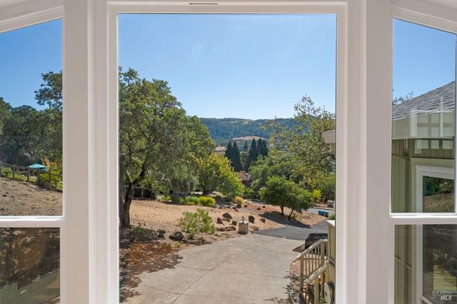 4727 Woodview Dr, Santa Rosa, CA 95405