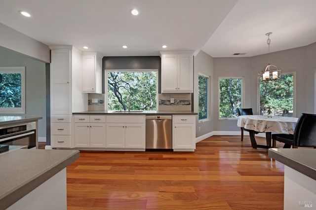 4727 Woodview Dr, Santa Rosa, CA 95405