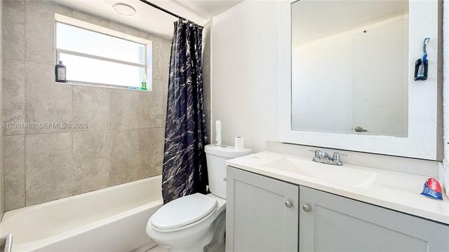 1060 Crystal Lake Dr 401, Deerfield Beach, FL 33064