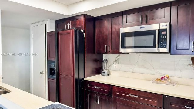 1060 Crystal Lake Dr 401, Deerfield Beach, FL 33064