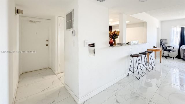 1060 Crystal Lake Dr 401, Deerfield Beach, FL 33064