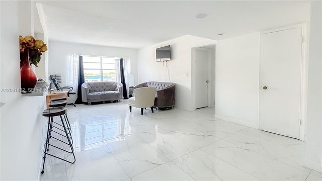 1060 Crystal Lake Dr 401, Deerfield Beach, FL 33064