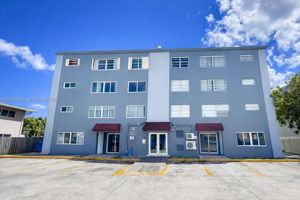 1060 Crystal Lake Dr 401, Deerfield Beach, FL 33064