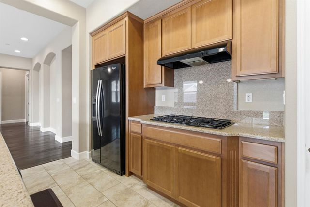 976 Glen Abbey Dr, Manteca, CA 95336