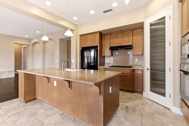 976 Glen Abbey Dr, Manteca, CA 95336