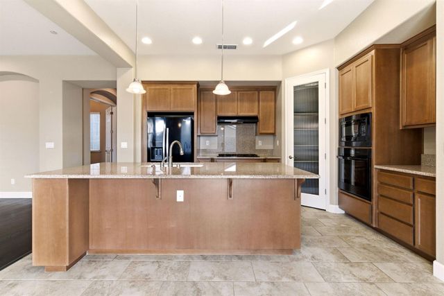 976 Glen Abbey Dr, Manteca, CA 95336