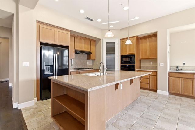 976 Glen Abbey Dr, Manteca, CA 95336