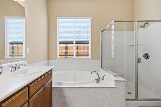 976 Glen Abbey Dr, Manteca, CA 95336