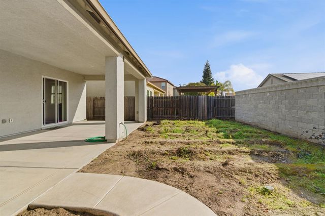976 Glen Abbey Dr, Manteca, CA 95336