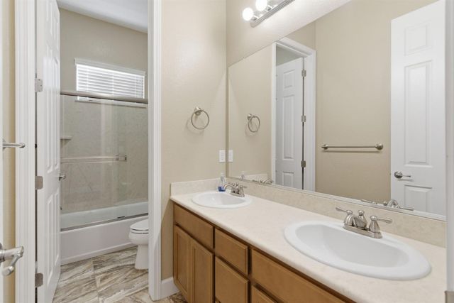 976 Glen Abbey Dr, Manteca, CA 95336