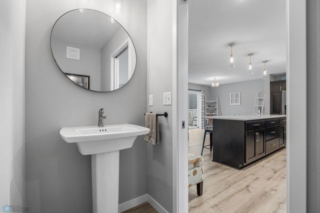 624 10th Avenue N, Fargo, ND 58102