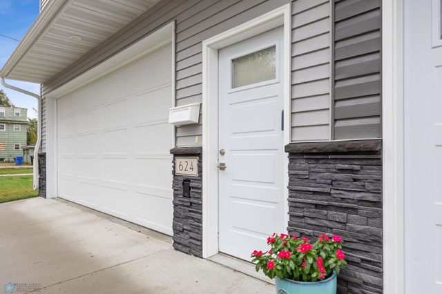 624 10th Avenue N, Fargo, ND 58102