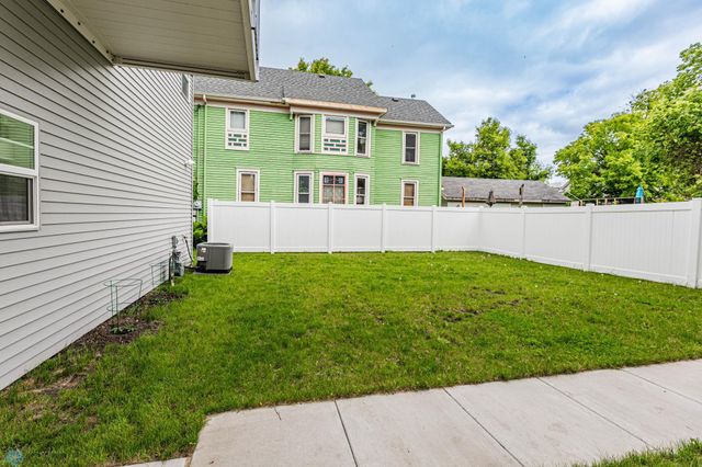 624 10th Avenue N, Fargo, ND 58102