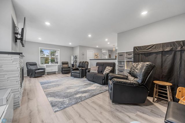 624 10th Avenue N, Fargo, ND 58102