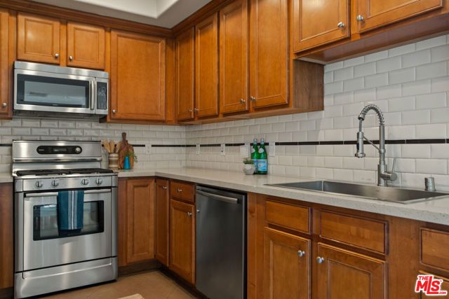 837 N Hudson Avenue 402, Los Angeles, CA 90038