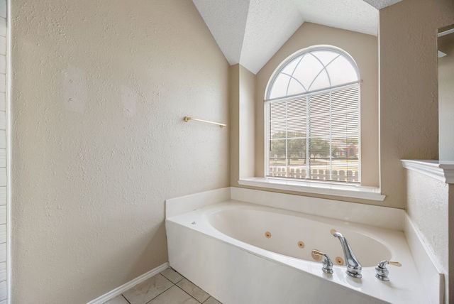 501 E Lynn Creek Drive, Arlington, TX 76002