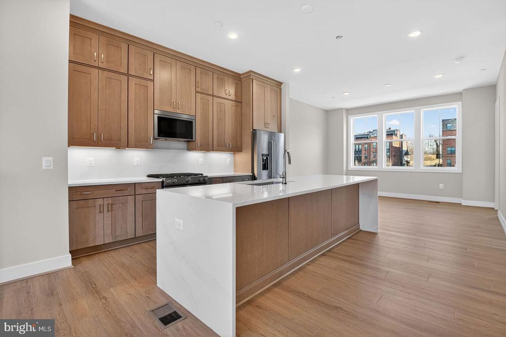 11902 NORTHPARK DR, North Bethesda, MD 20852