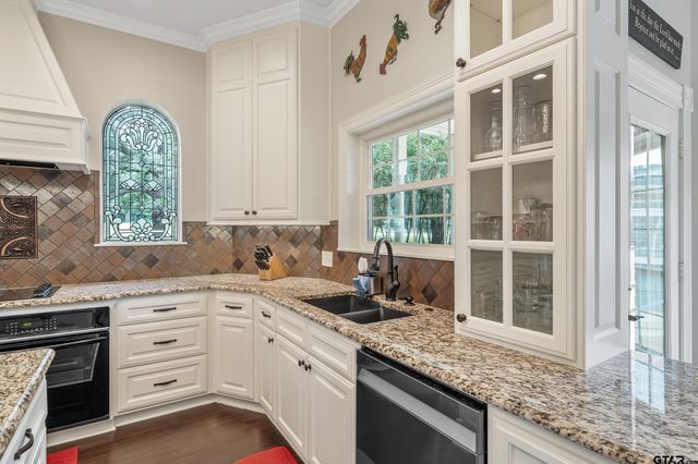 1881 Valley View, Tyler, TX 75703