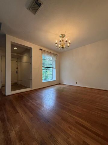 2829 Timmons Lane 176, Houston, TX 77027