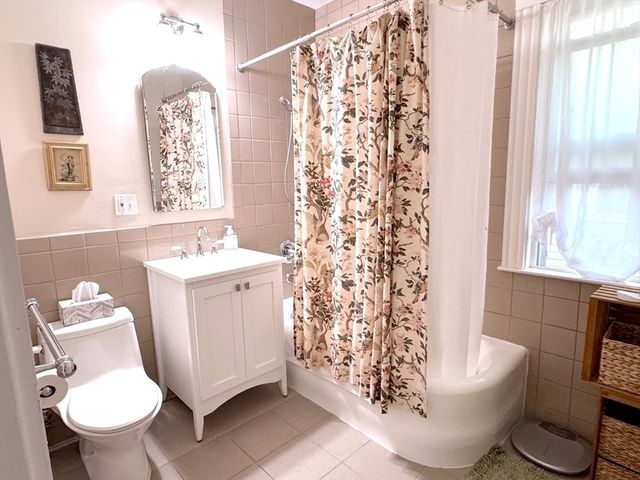 82 Stearns Rd 2, Brookline, MA 02446