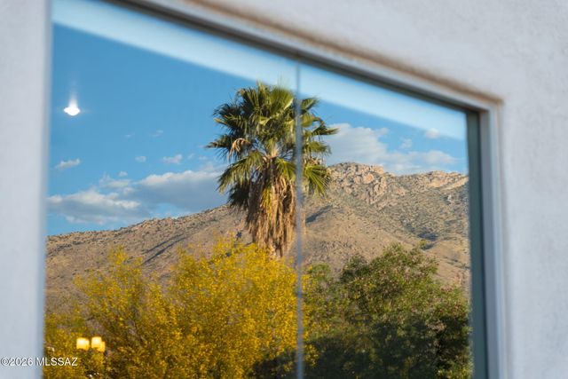 6460 N Regal Manor Drive, Tucson, AZ 85750