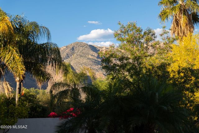 6460 N Regal Manor Drive, Tucson, AZ 85750
