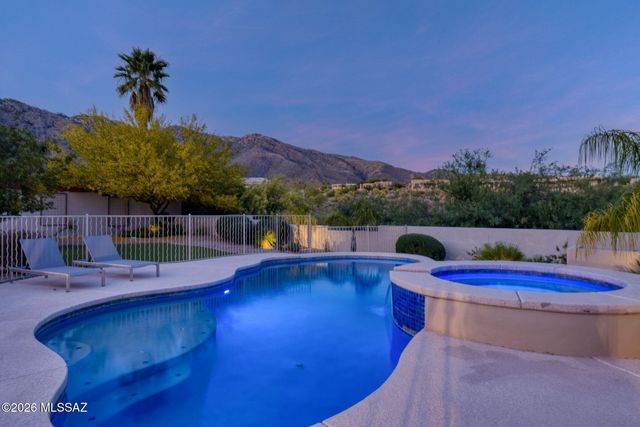 6460 N Regal Manor Drive, Tucson, AZ 85750