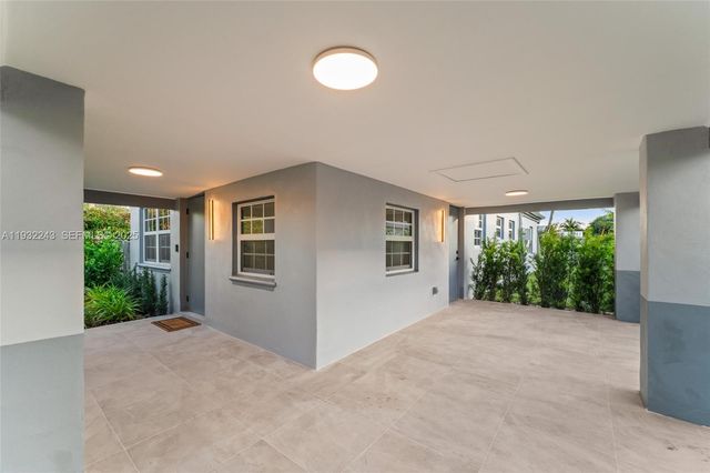 1880 NE 180th St, North Miami Beach, FL 33162