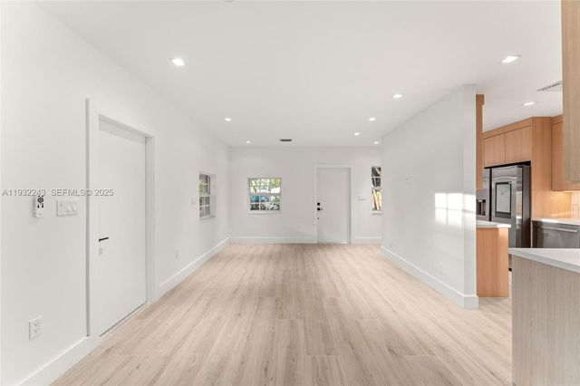 1880 NE 180th St, North Miami Beach, FL 33162