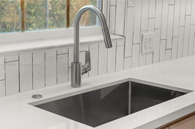 1880 NE 180th St, North Miami Beach, FL 33162