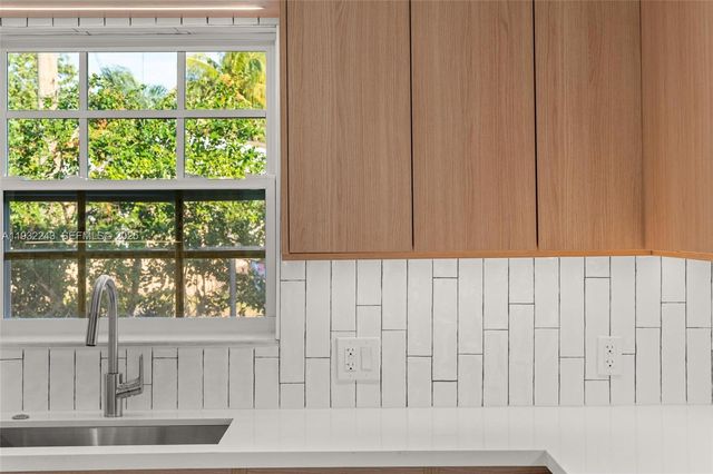 1880 NE 180th St, North Miami Beach, FL 33162