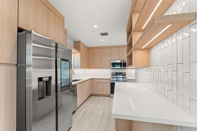 1880 NE 180th St, North Miami Beach, FL 33162