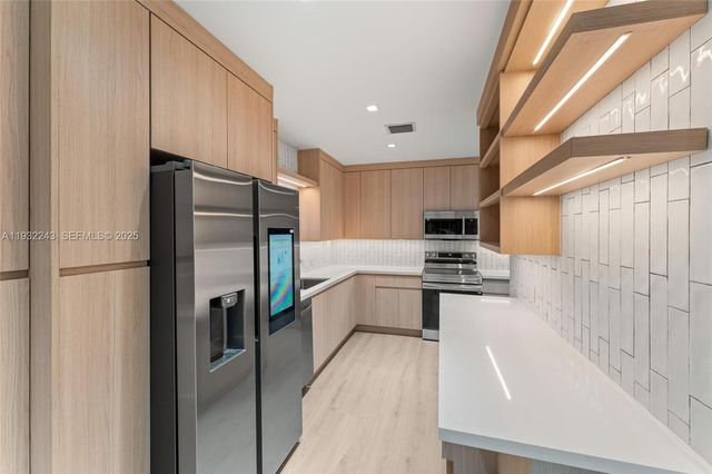 1880 NE 180th St, North Miami Beach, FL 33162