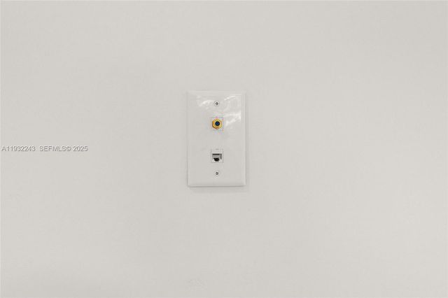 1880 NE 180th St, North Miami Beach, FL 33162