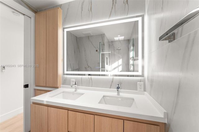 1880 NE 180th St, North Miami Beach, FL 33162