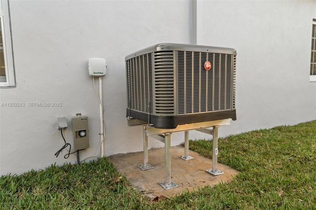 1880 NE 180th St, North Miami Beach, FL 33162