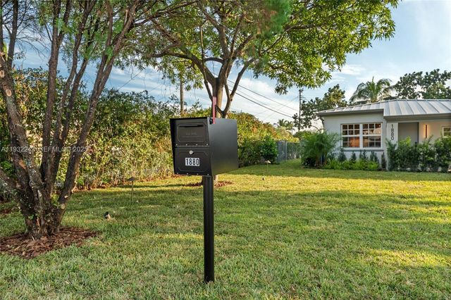 1880 NE 180th St, North Miami Beach, FL 33162